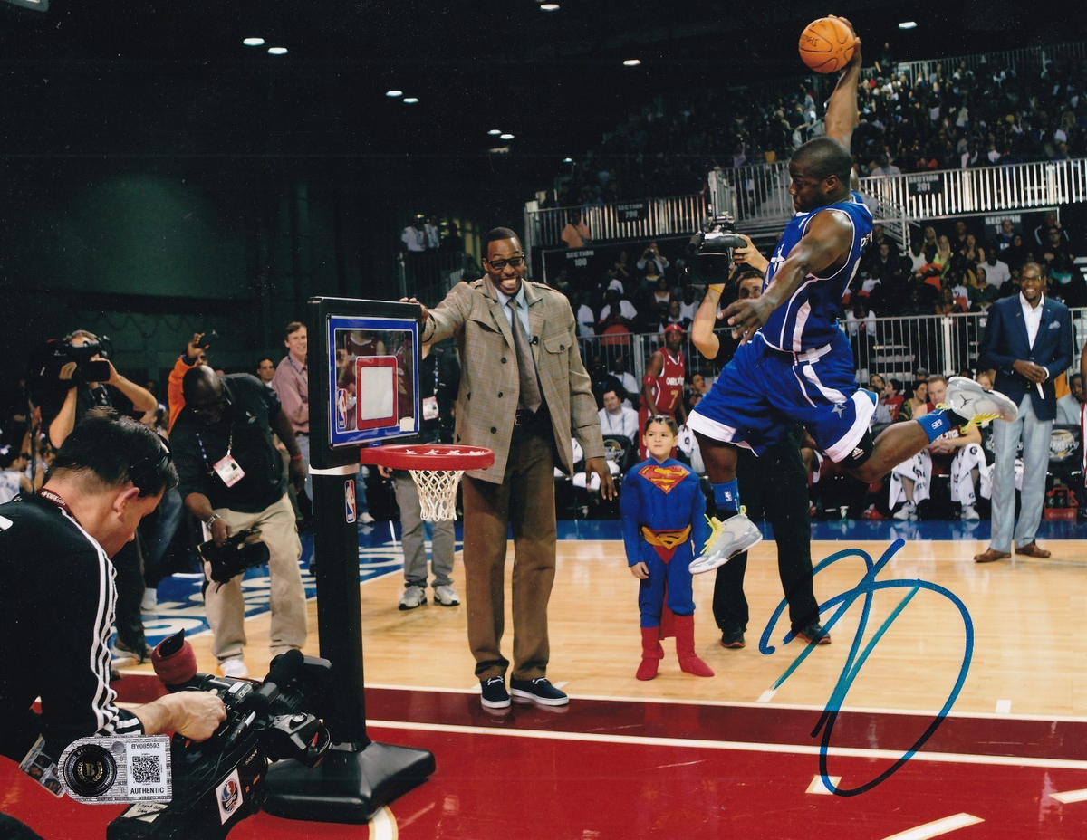 KEVIN HART signed (CELEBRITY NBA DUNK CHAMP) 8X10 photo BECKETT BY085693