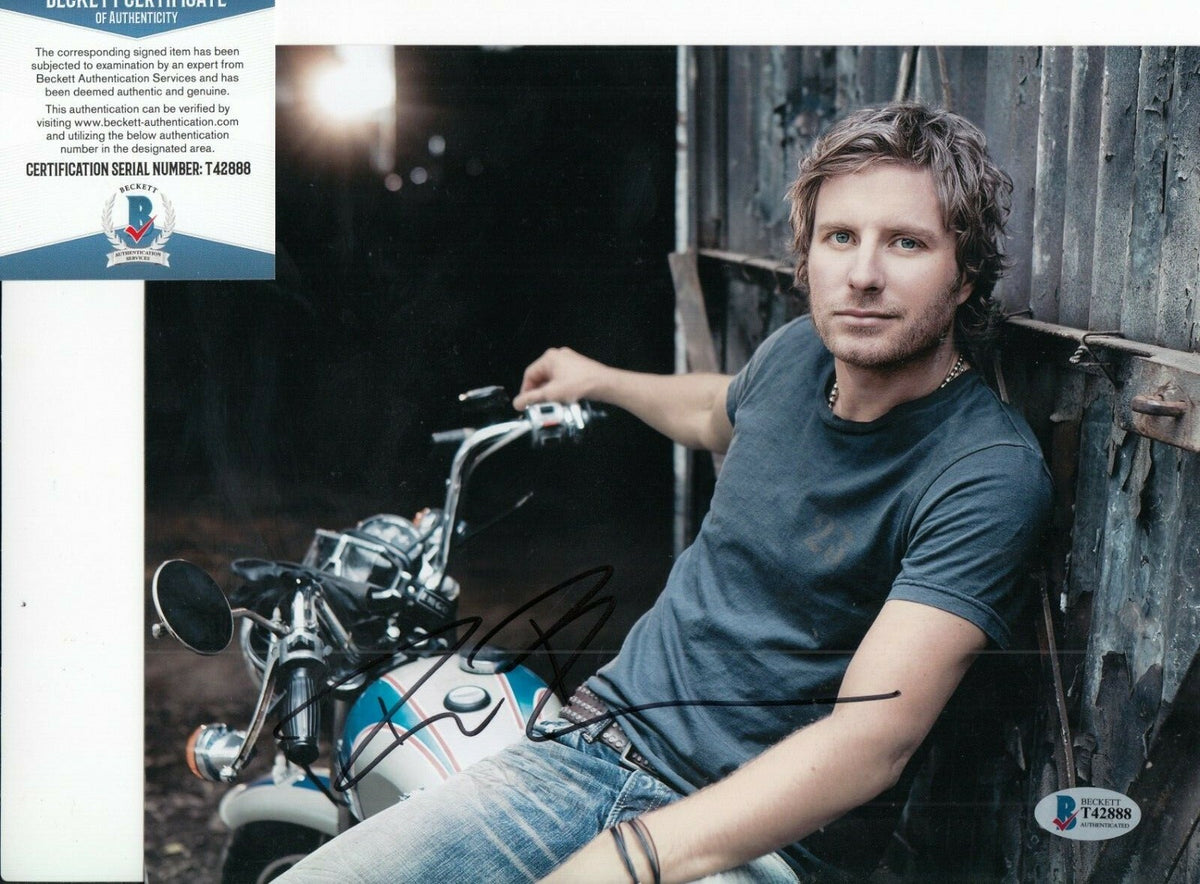 DIERKS BENTLEY signed (COUNTRY MUSIC) Singer 8X10 photo BAS BECKETT T42888