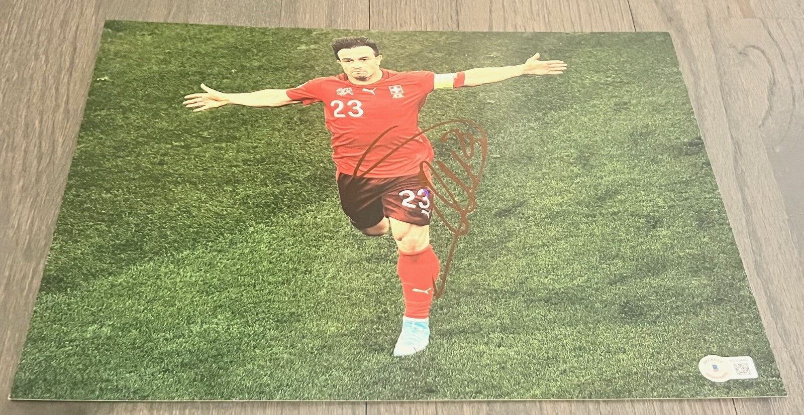 XHERDAN SHAQIRI signed (LIVERPOOL Switzerland Soccer 11X14 photo BECKETT AC93448