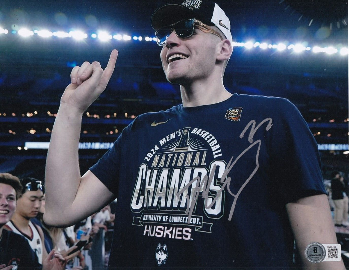 DONOVAN CLINGAN signed CONNECTICUT HUSKIES basketball 8X10 photo BECKETT BM85168