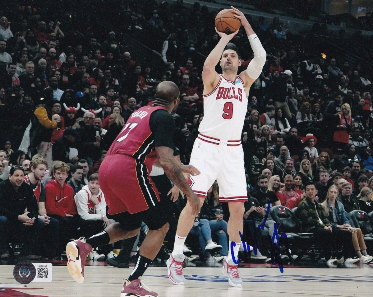 NIKOLA VUCEVIC signed (CHICAGO BULLS) basketball 8X10 photo BECKETT BAS BJ79335