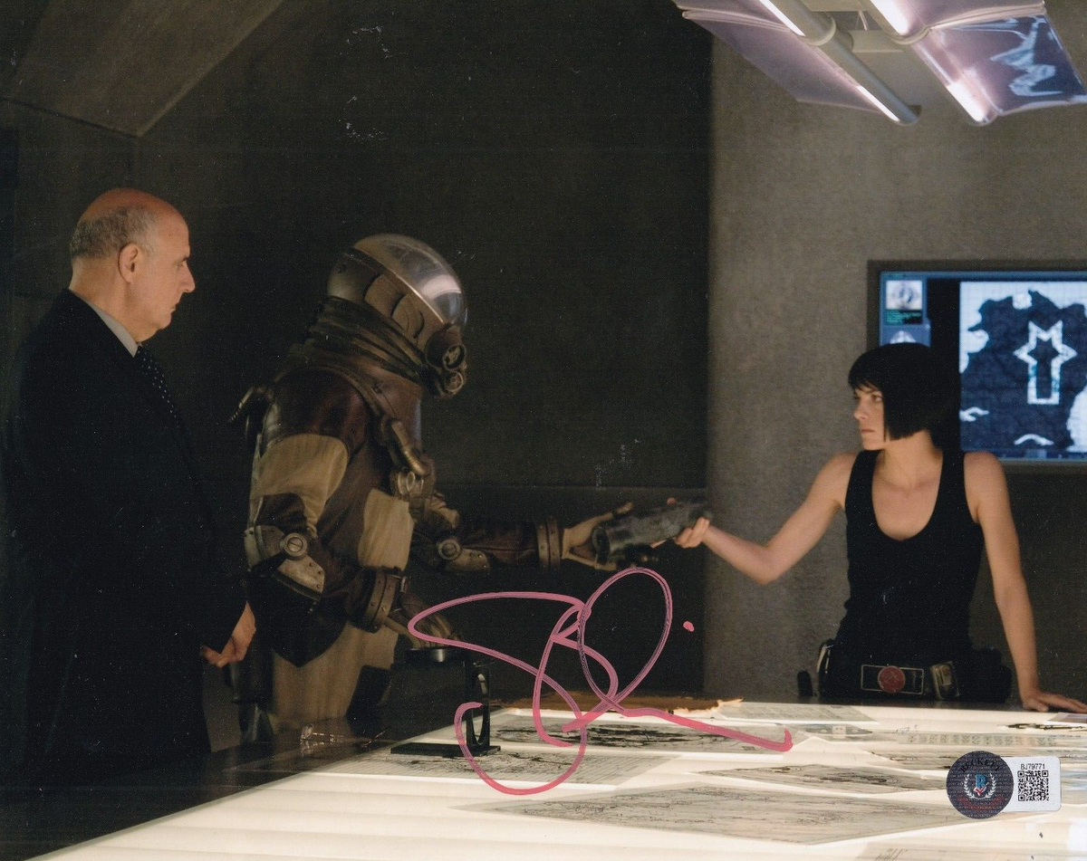 SELMA BLAIR signed (HELLBOY) Liz Sherman movie 8X10 photo BECKETT BAS BJ79771
