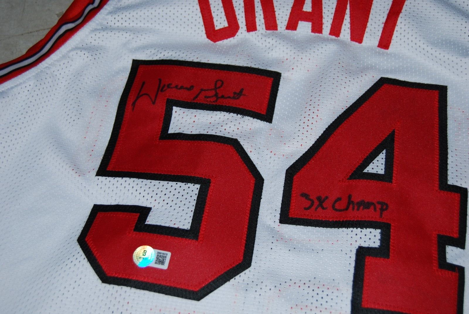 HORACE GRANT signed (CHICAGO BULLS) white XL basketball jersey BECKETT 2W819378
