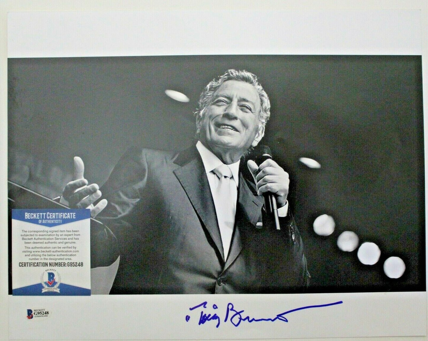 Tony Bennett Signed 11X14 photo W/Beckett COA G95248 Music Legend