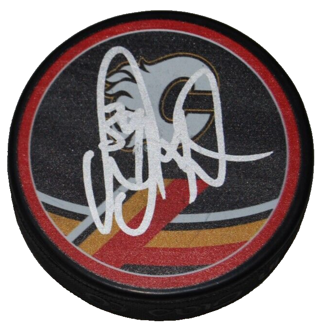 DOUG GILMOUR signed (CALGARY FLAMES) Retro hockey puck BECKETT BAS BL52616