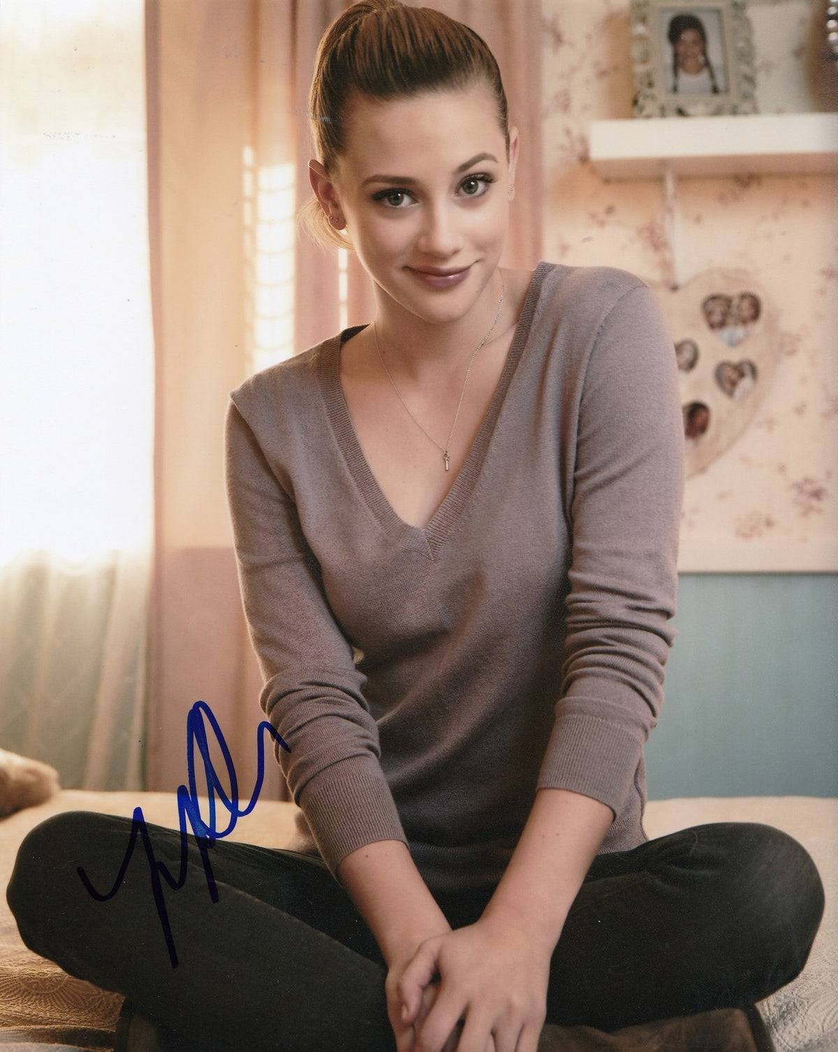 LILI REINHART signed (RIVERDALE) TV SHOW 8X10 photo *BETTY COOPER* PROOF W/COA E