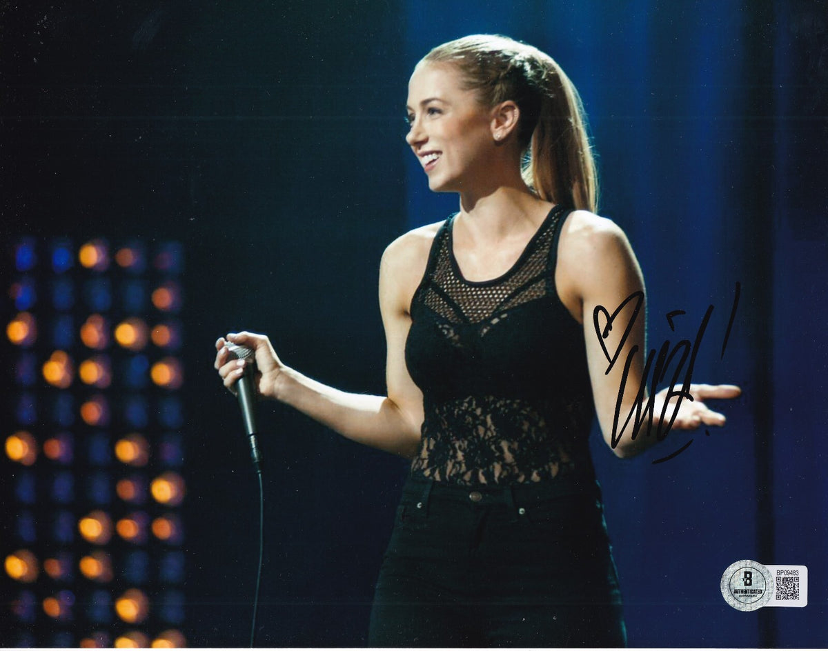 ILIZA SHLERSINGER signed (LAST COMIC STANDING) 8X10 photo BECKETT BAS BP09483