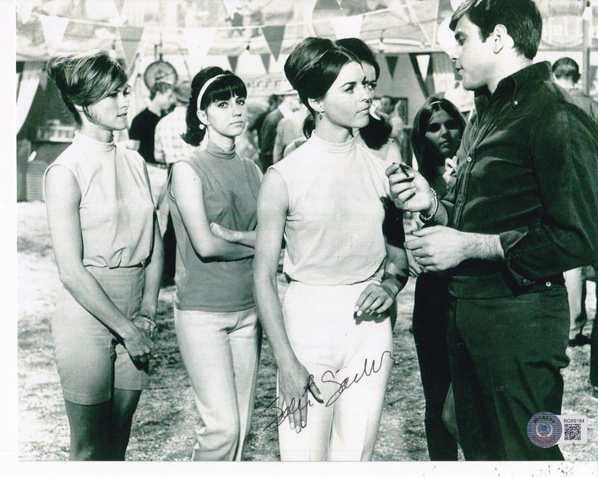 SALLI SACHSE signed (DR GOLDFOOT AND THE BIKINI MACHINE) 8X10 BECKETT BG89184