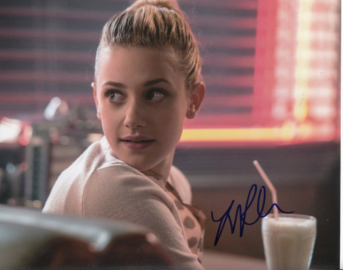 LILI REINHART signed (RIVERDALE) TV SHOW 8X10 photo *BETTY COOPER* PROOF W/COA A