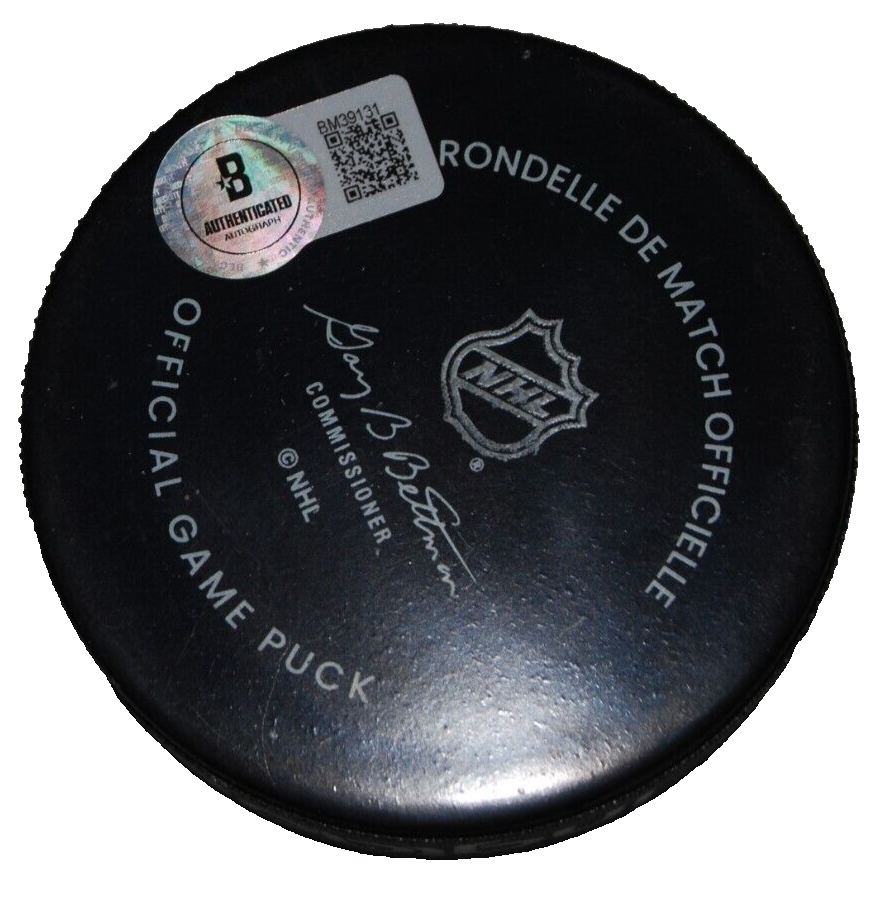 PATRICK SHARP signed (CHICAGO BLACKHAWKS) official game puck BECKETT BAS BM39131