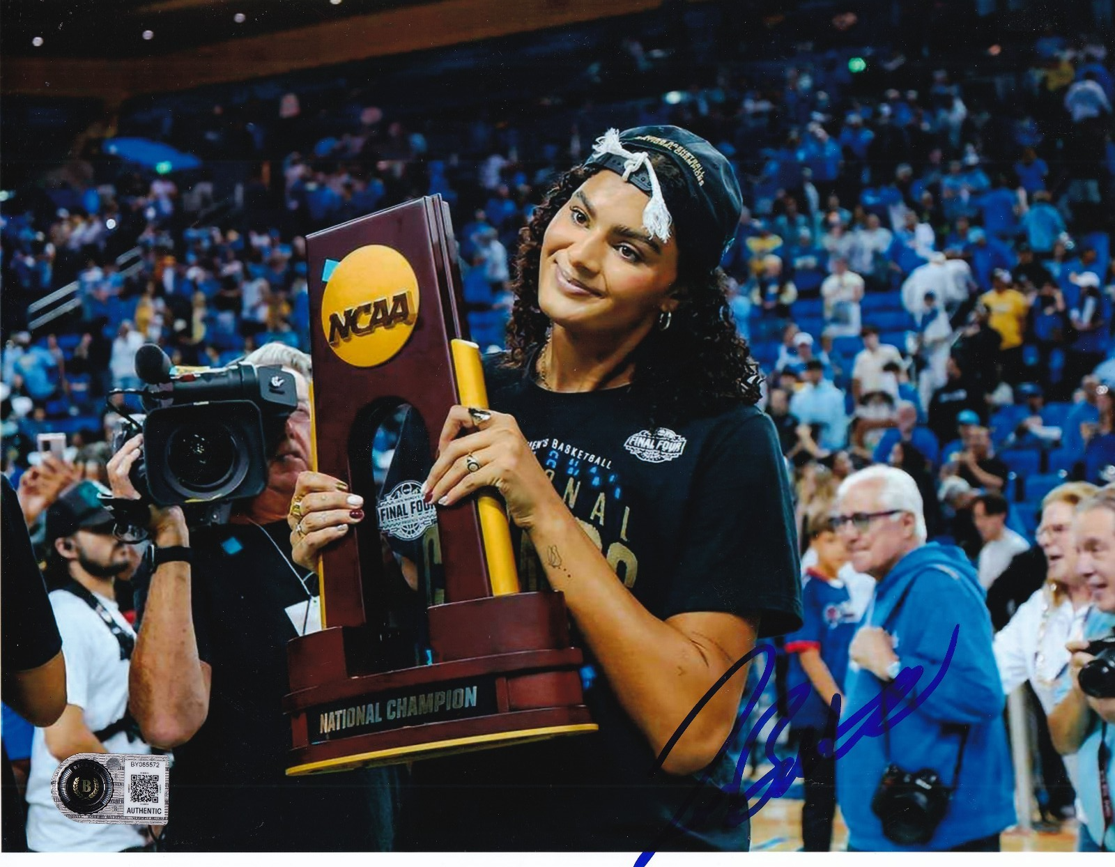 LAUREN BETTS signed (UCLA BRUINS) WNBA basketball 8x10 photo BECKETT BY085572
