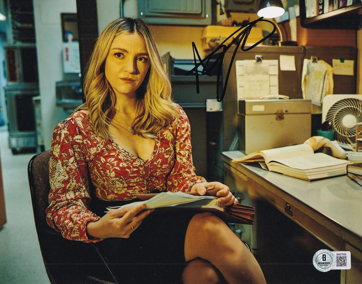 ABBY ELLIOTT signed (THE BEAR) Natalie Sugar Berzatto 8X10 photo BECKETT BN07836
