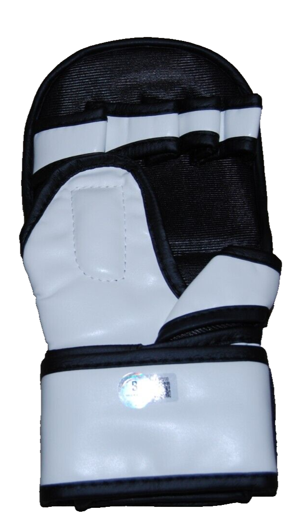YAIR RODRIGUEZ signed (UFC) MMA autographed Fighting glove BECKETT BAS BR25900