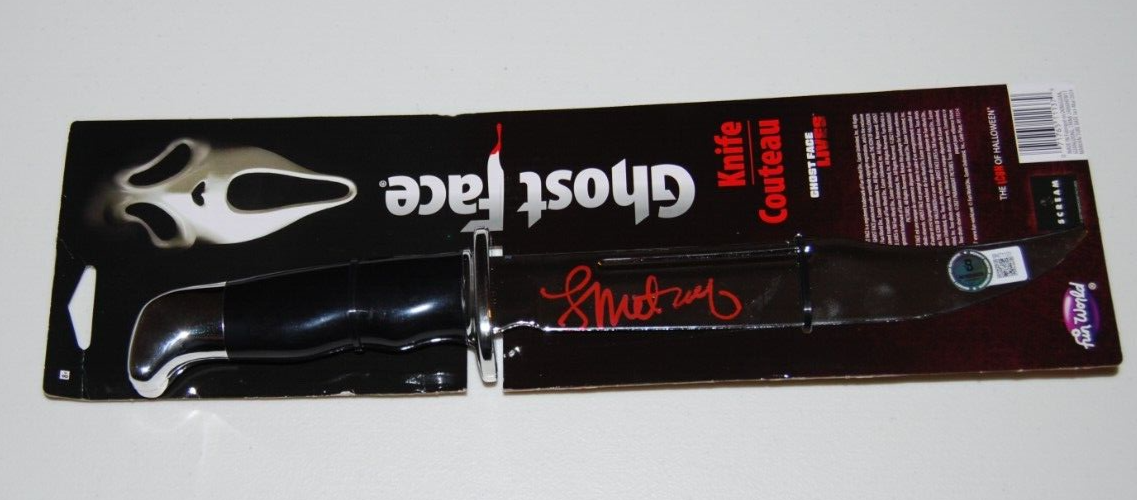 LAURIE METCALF signed (SCREAM) Ghostface toy knife Mrs Loomis BECKETT BN71121