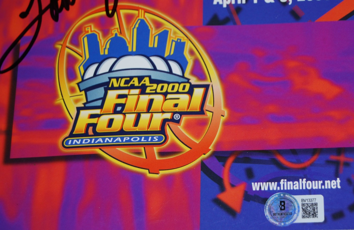 TOM IZZO signed (MICHIGAN STATE) Final Four program 2000 BECKETT BAS BV13377