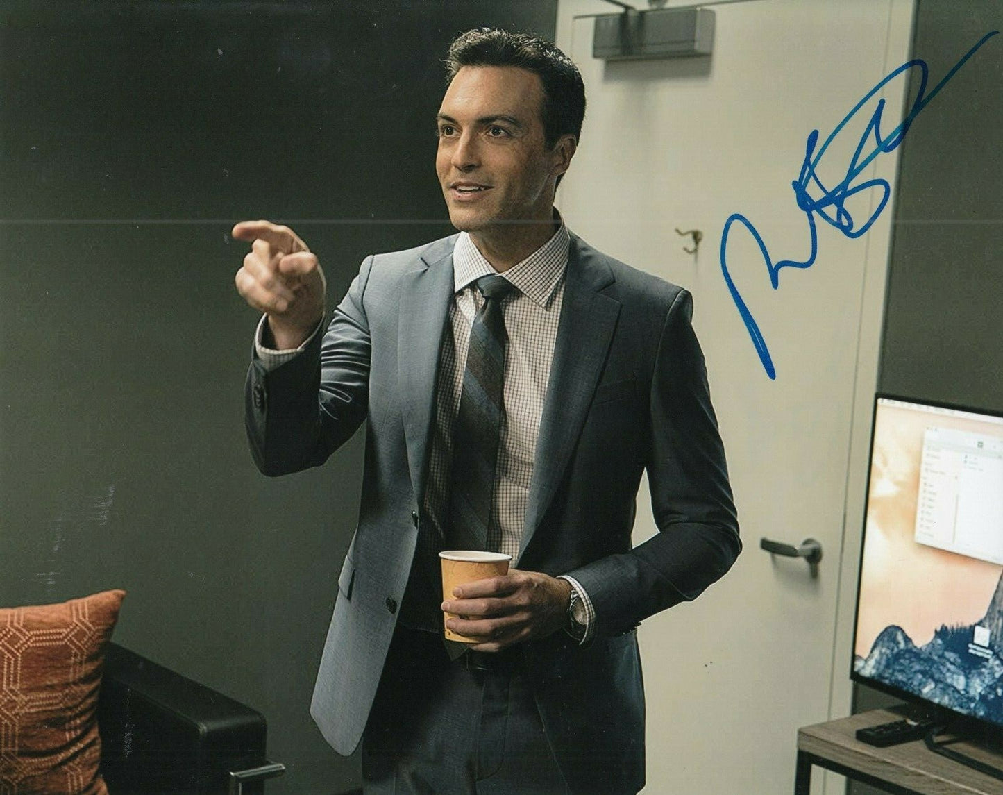 REID SCOTT signed (VEEP) TV SHOW 8X10 autographed photo *Dan Egan* W/COA #2
