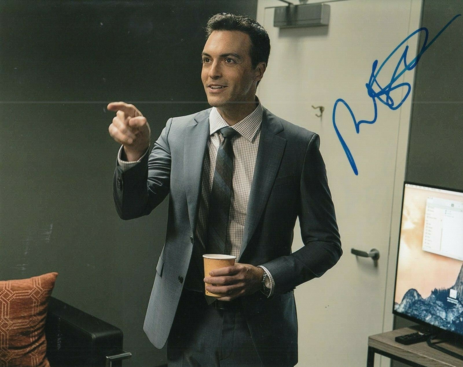 REID SCOTT signed (VEEP) TV SHOW 8X10 autographed photo *Dan Egan* W/COA #2