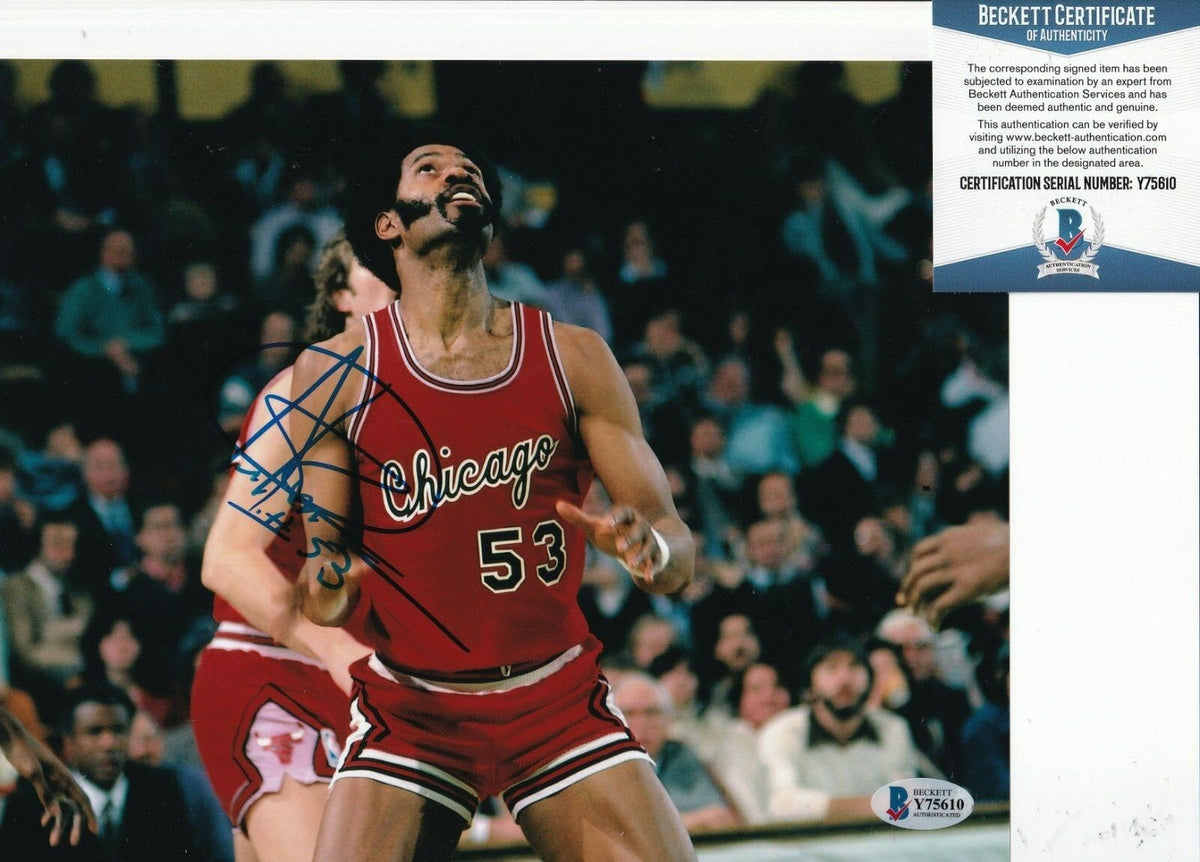 ARTIS GILMORE signed (CHICAGO BULLS) Basketball 8X10 photo BECKETT BAS Y75610