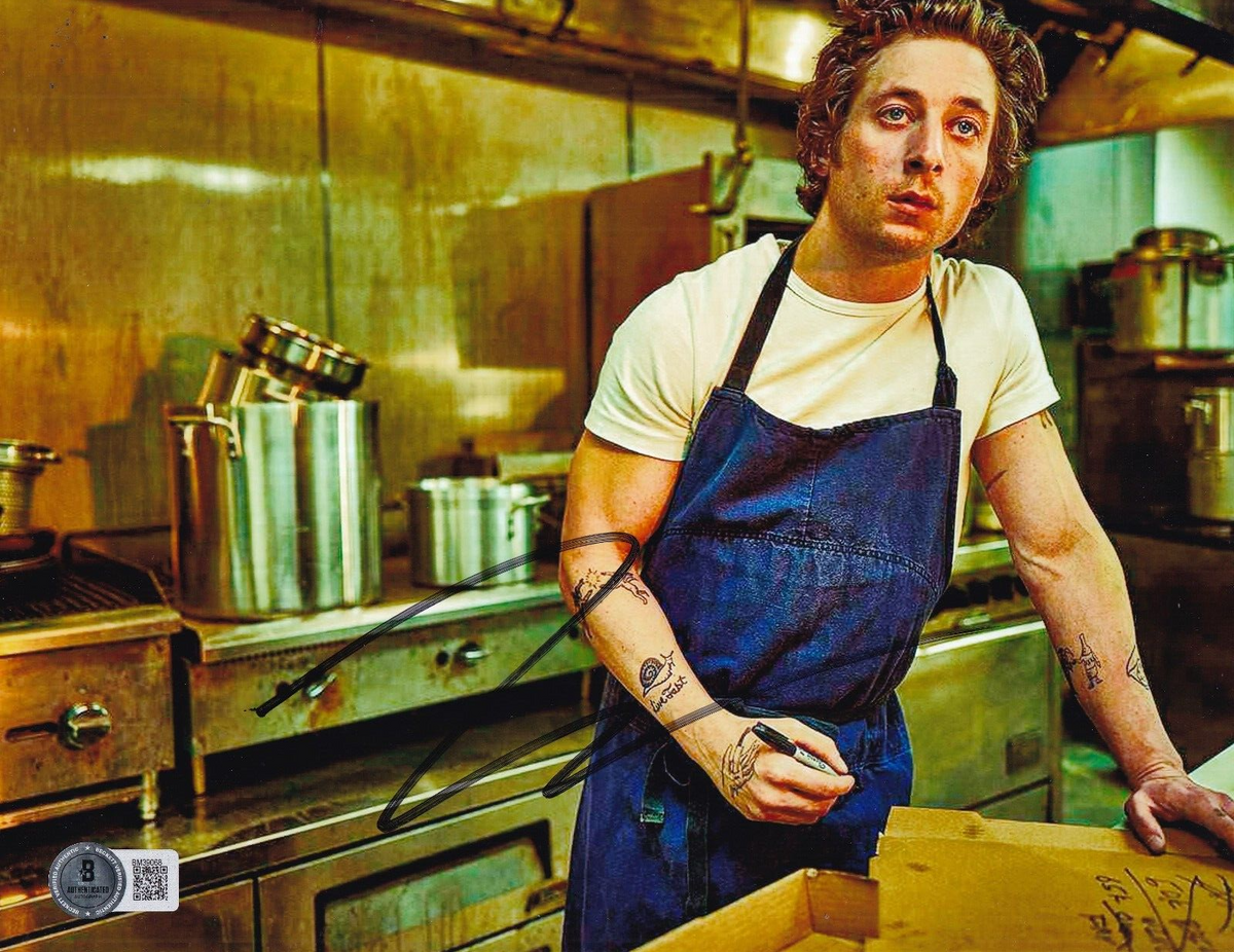 JEREMY ALLEN WHITE signed (THE BEAR) Chef Carmen 8X10 photo BECKETT BM39068