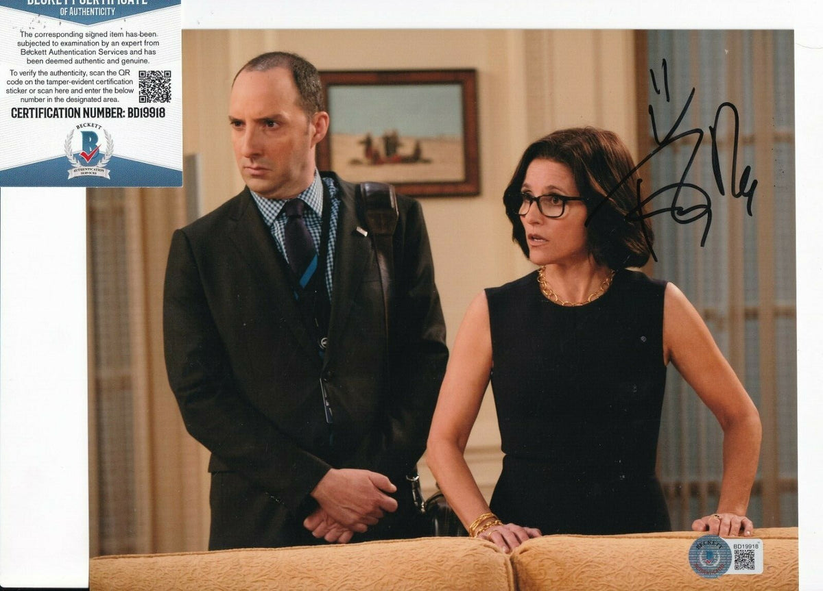 TONY HALE signed (ARRESTED DEVELOPMENT) Buster Bluth 8X10 photo BECKETT BD19918