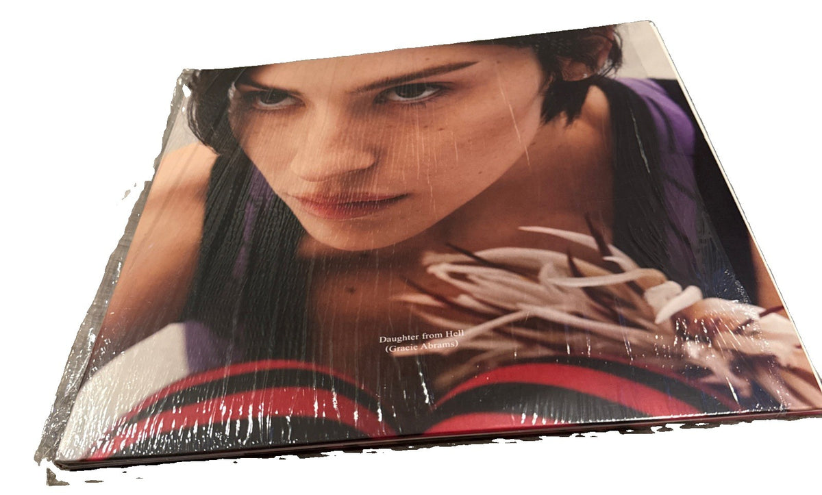 GRACIE ABRAMS signed (DAUGHTER FROM HELL) record Album Insert BECKETT BY085855