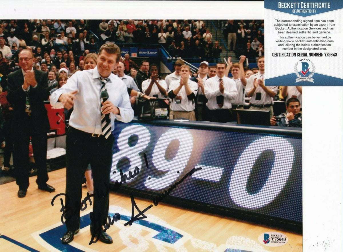 GENO AURIEMMA signed (U-CONN HUSKIES) Basketball 8X10 photo BECKETT BAS Y75643