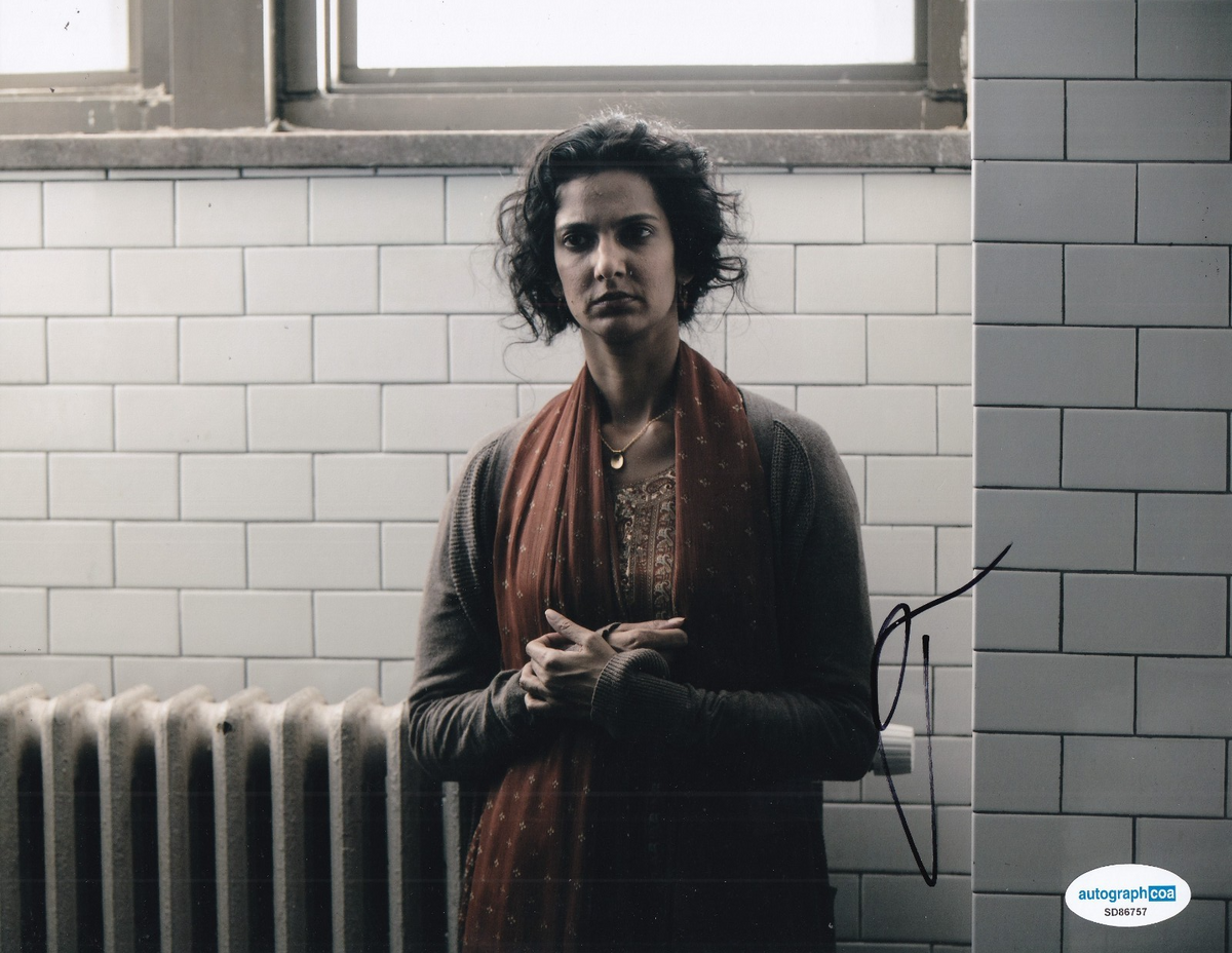 POORNA JAGANNATHAN signed (THE BLACKLIST) TV Show 8X10 photo ACOA SD86757