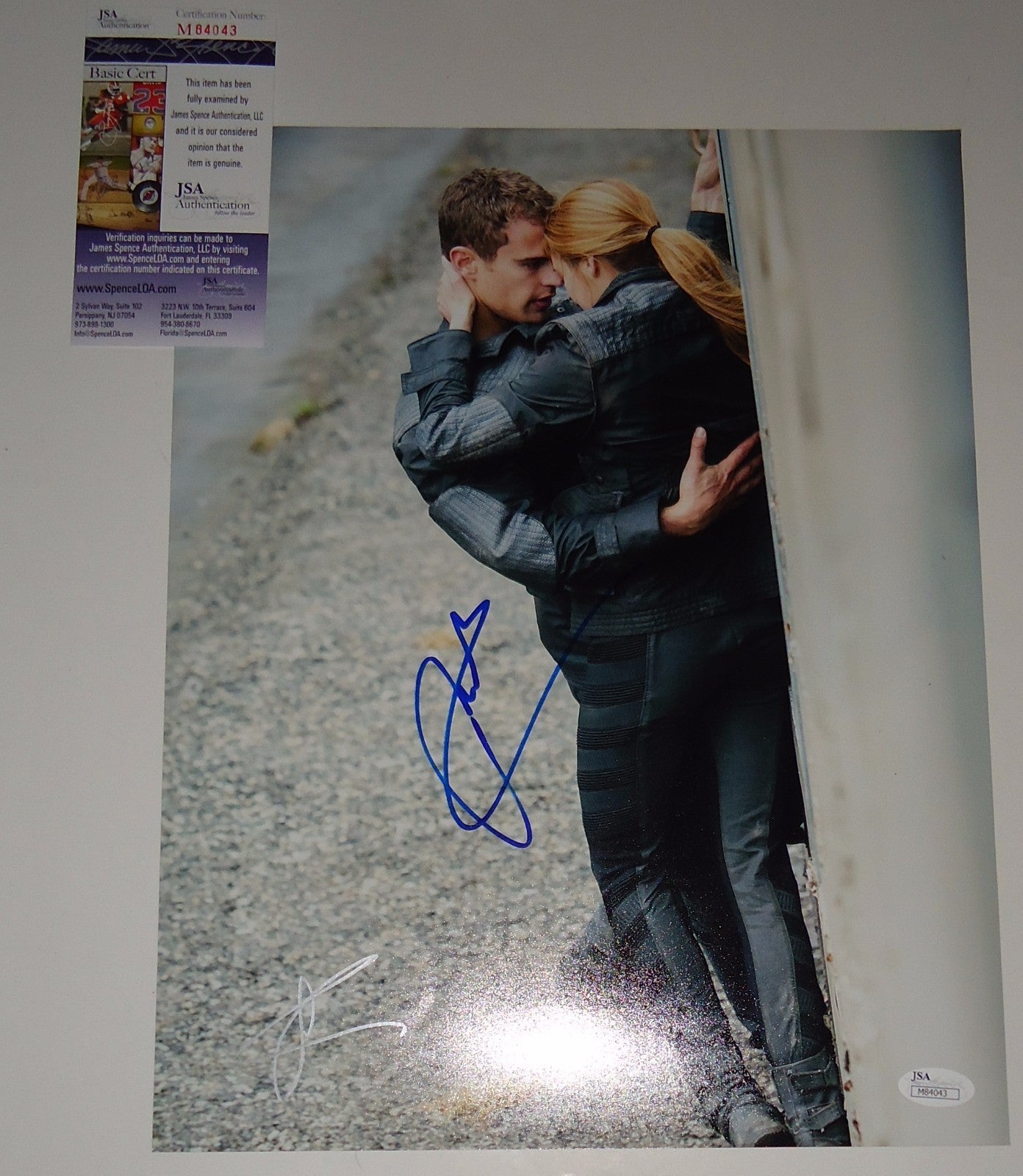 Shailene Woodley Theo James signed *Divergent* 11x14 photo JSA Authentic M84043