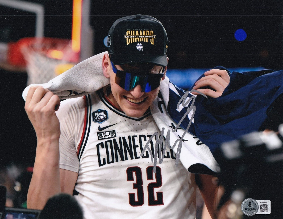 DONOVAN CLINGAN signed CONNECTICUT HUSKIES basketball 8X10 photo BECKETT BM85169