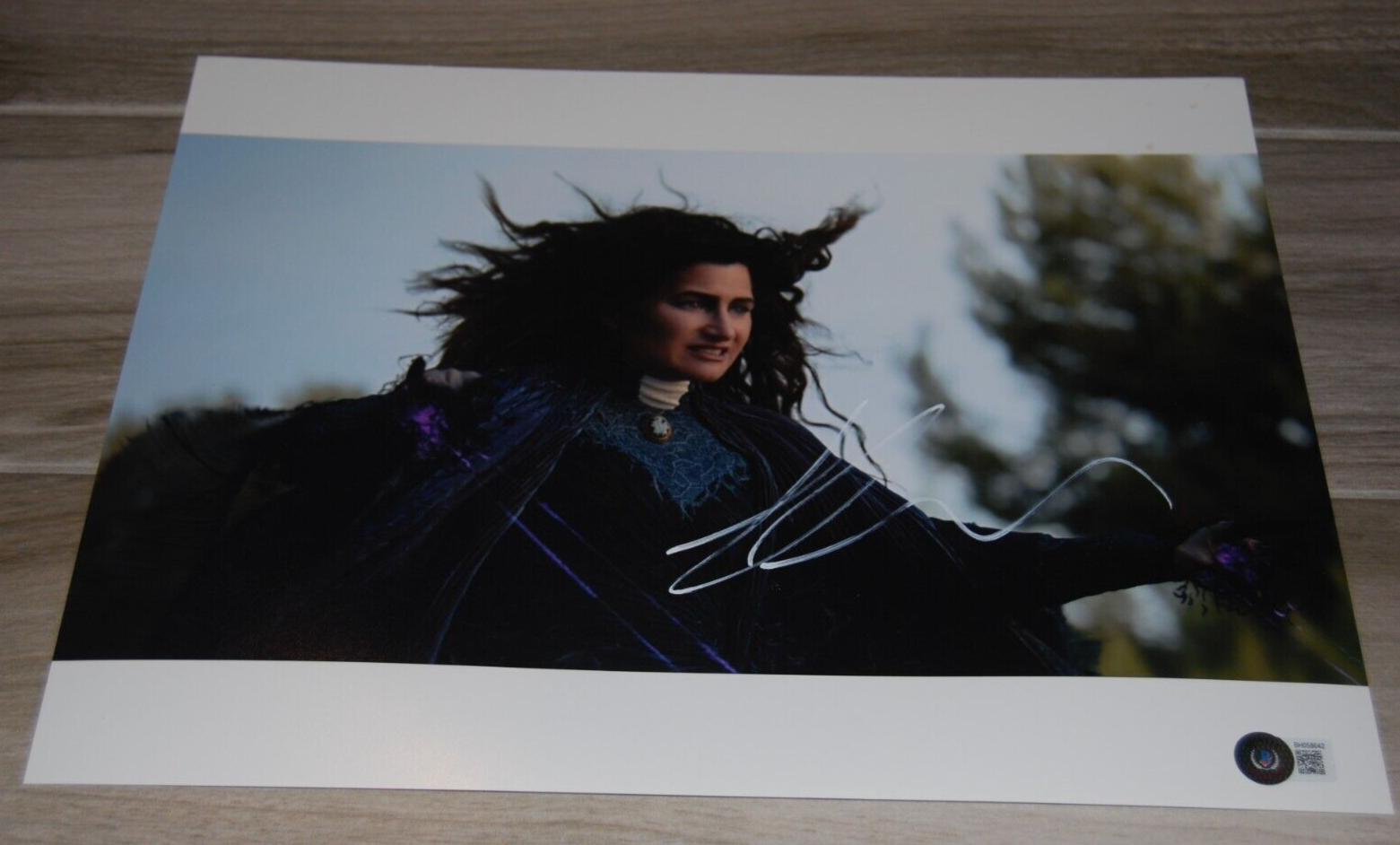 KATHRYN HAHN signed (WANDAVISION) Agatha Harkness 11X14 photo BECKETT BH058642