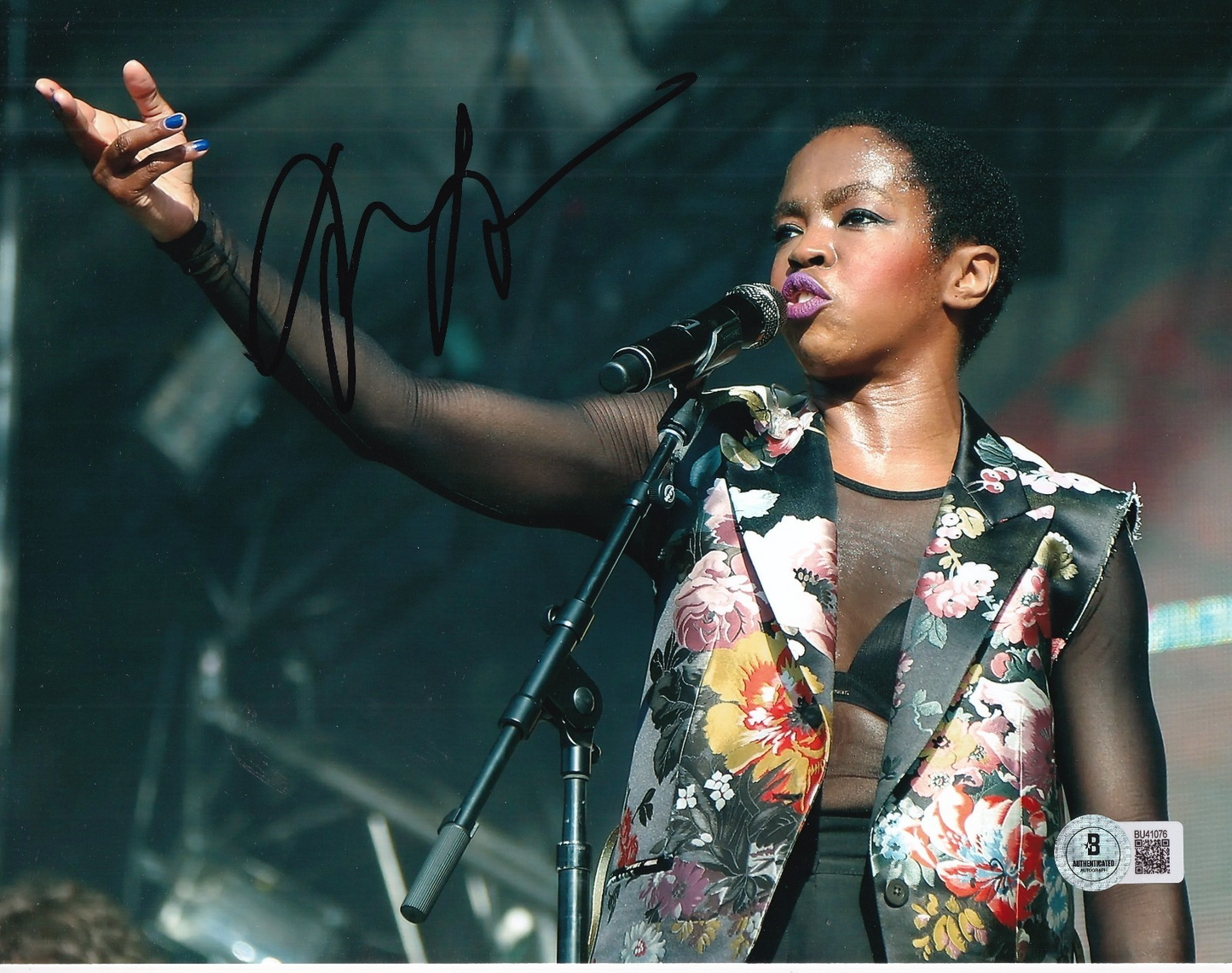 LAURYN HILL signed (THE FUGEES) Music Singer Legend! 8X10 photo BECKETT BU41076
