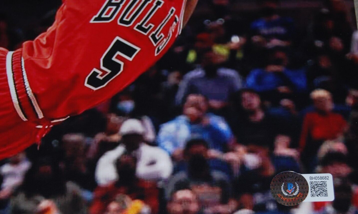 DERRICK JONES JR signed (CHICAGO BULLS) autographed 11X14 photo BECKETT BH058682