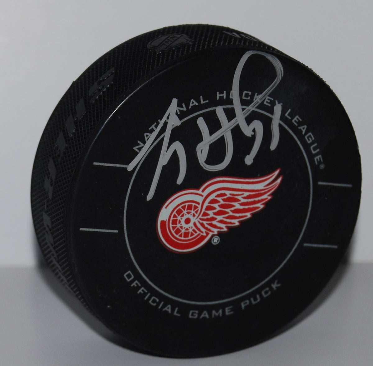 JIMMY HOWARD signed (DETROIT RED WINGS) Official game hockey puck W/COA #1