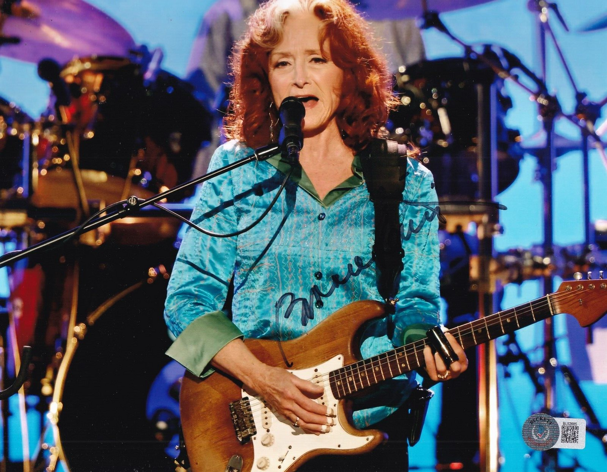 BONNIE RAIT signed (MUSIC LEGEND) Something to Talk About 8x10 BECKETT BL52685