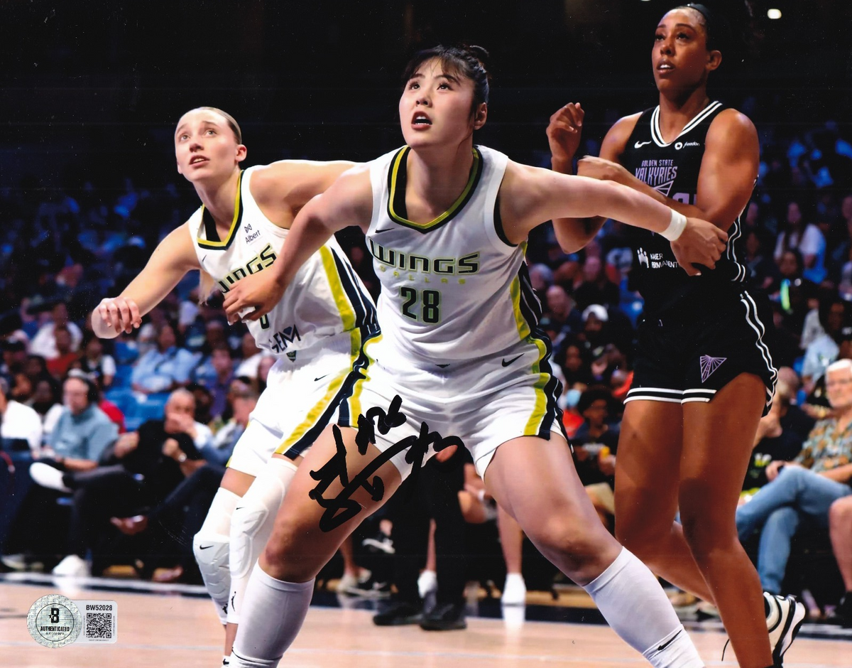 LI YUERU signed (DALLAS WINGS) WNBA basketball 8X10 photo BECKETT BAS BW52028