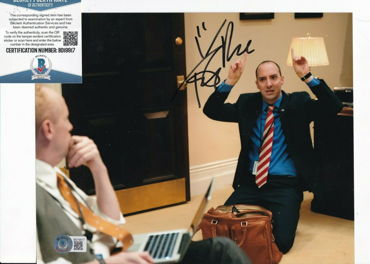 TONY HALE signed (ARRESTED DEVELOPMENT) Buster Bluth 8X10 photo BECKETT BD19917