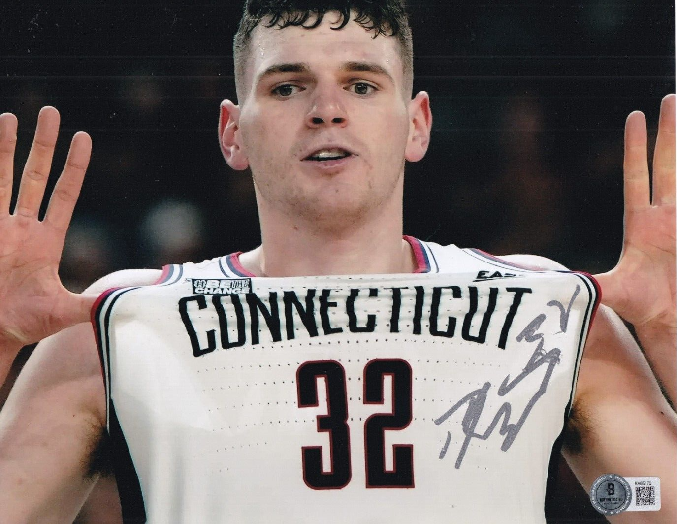 DONOVAN CLINGAN signed CONNECTICUT HUSKIES basketball 8X10 photo BECKETT BM85170