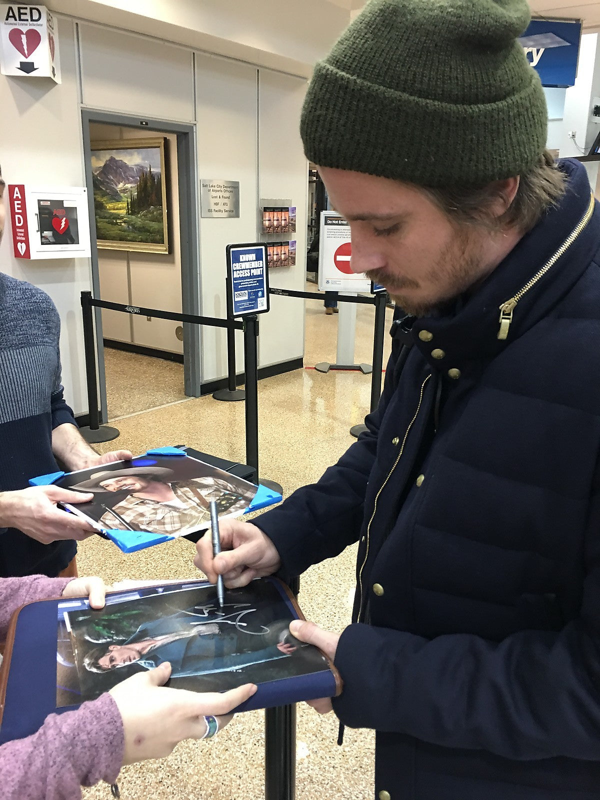 GARRETT HEDLUND signed *PAN* MOVIE 8X10 photo CAPTAIN HOOK W/COA *PROOF* #2
