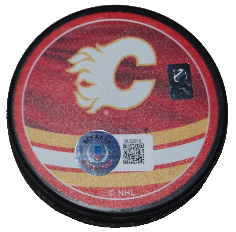 DOUG GILMOUR signed (CALGARY FLAMES) Retro hockey puck BECKETT BAS BL52616