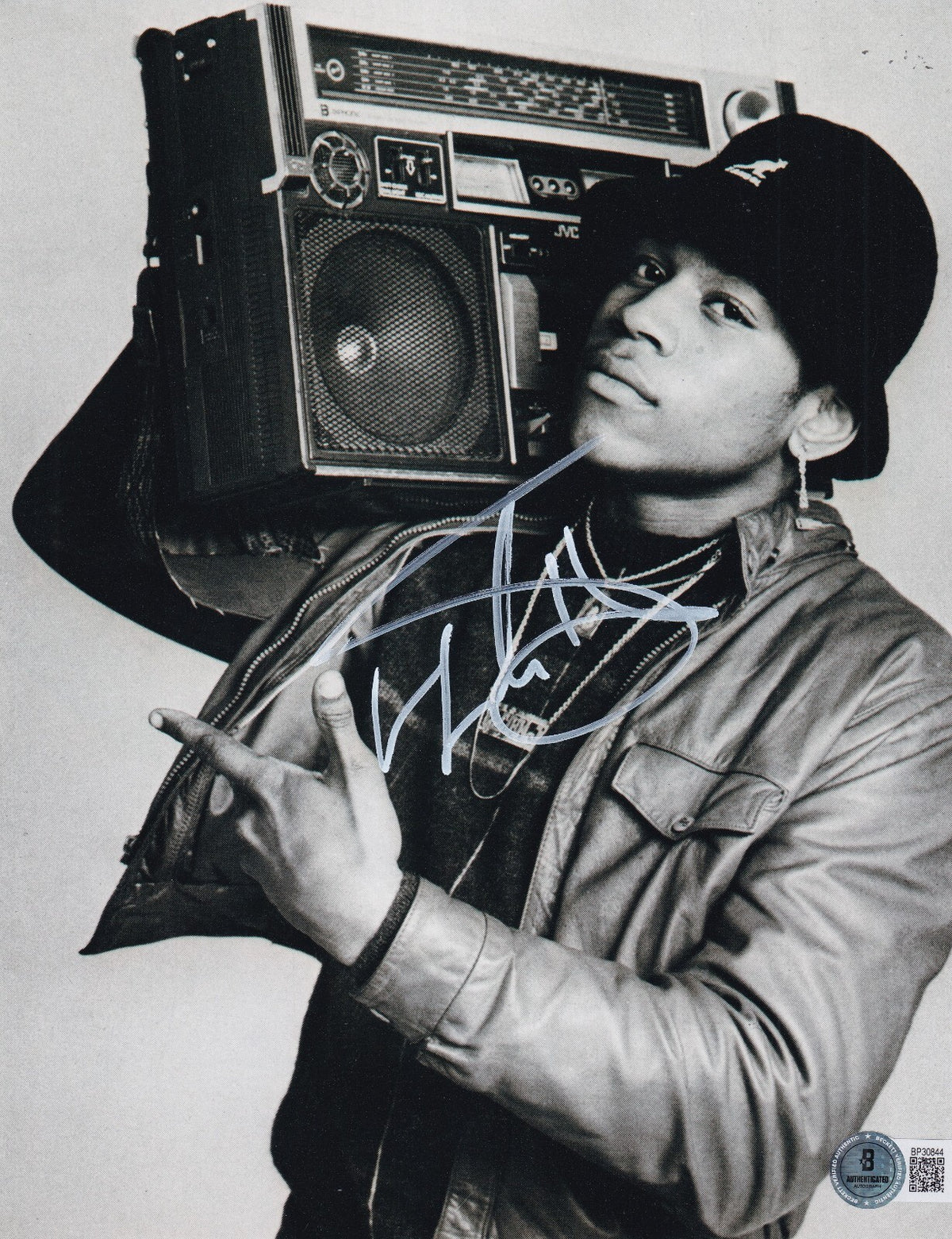LL COOL J signed (MAMA SAID KNOCK YOU OUT) Music 8X10 photo BECKETT BP30844