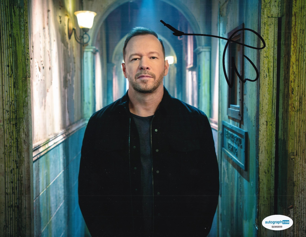 DONNIE WAHLBERG signed (NEW KIDS ON THE BLOCK) Music 8X10 PHOTO ACOA SD86889