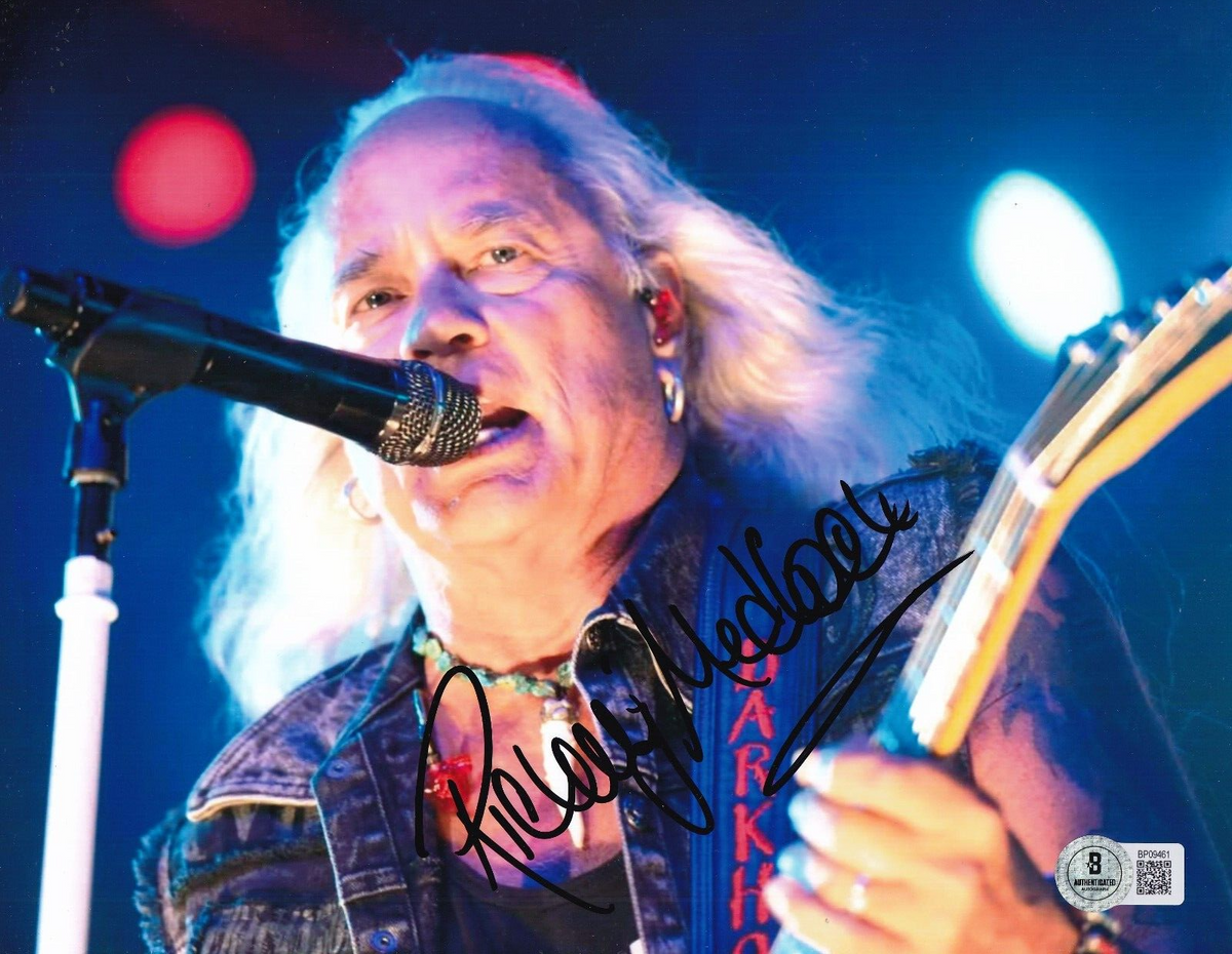 RICKEY MEDLOCKE signed (LYNYRD SKYNYRD) Guitarist 8X10 photo BECKETT BP09461