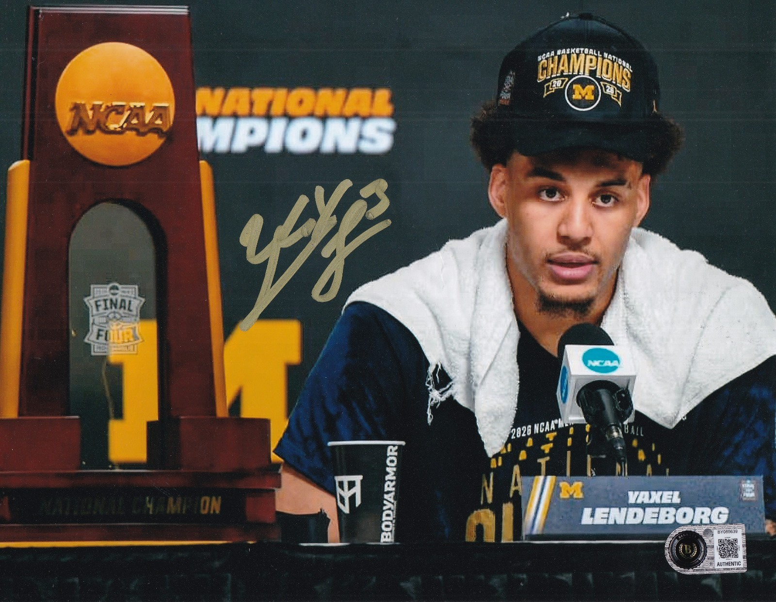 YAXEL LENDEBORG signed (MICHIGAN WOLVERINES) basketball 8X10 BECKETT BY085639