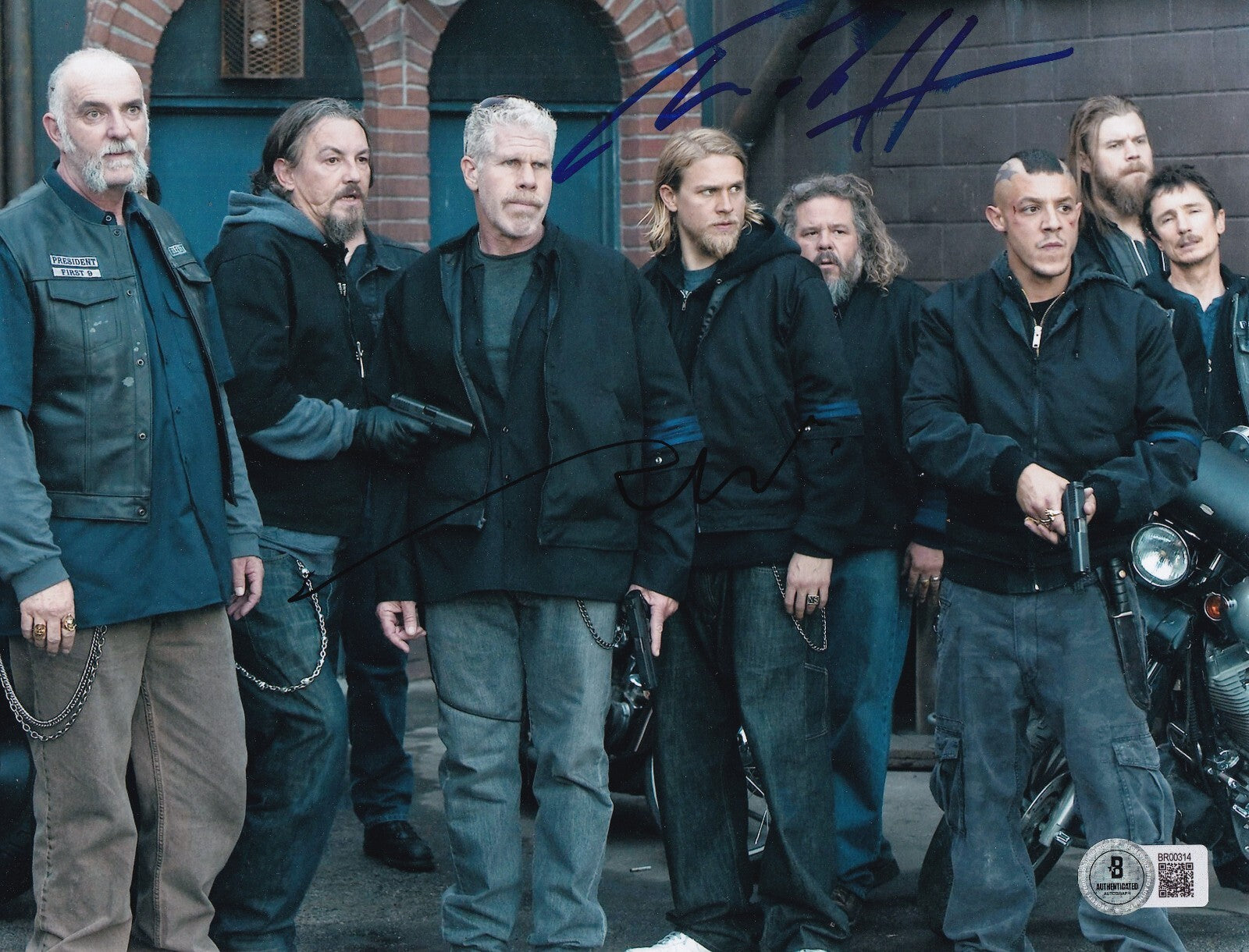 CHARLIE HUNNAM & TOMMY FLANAGAN signed (SONS OF ANARCHY) 8X10 BECKETT BR00314