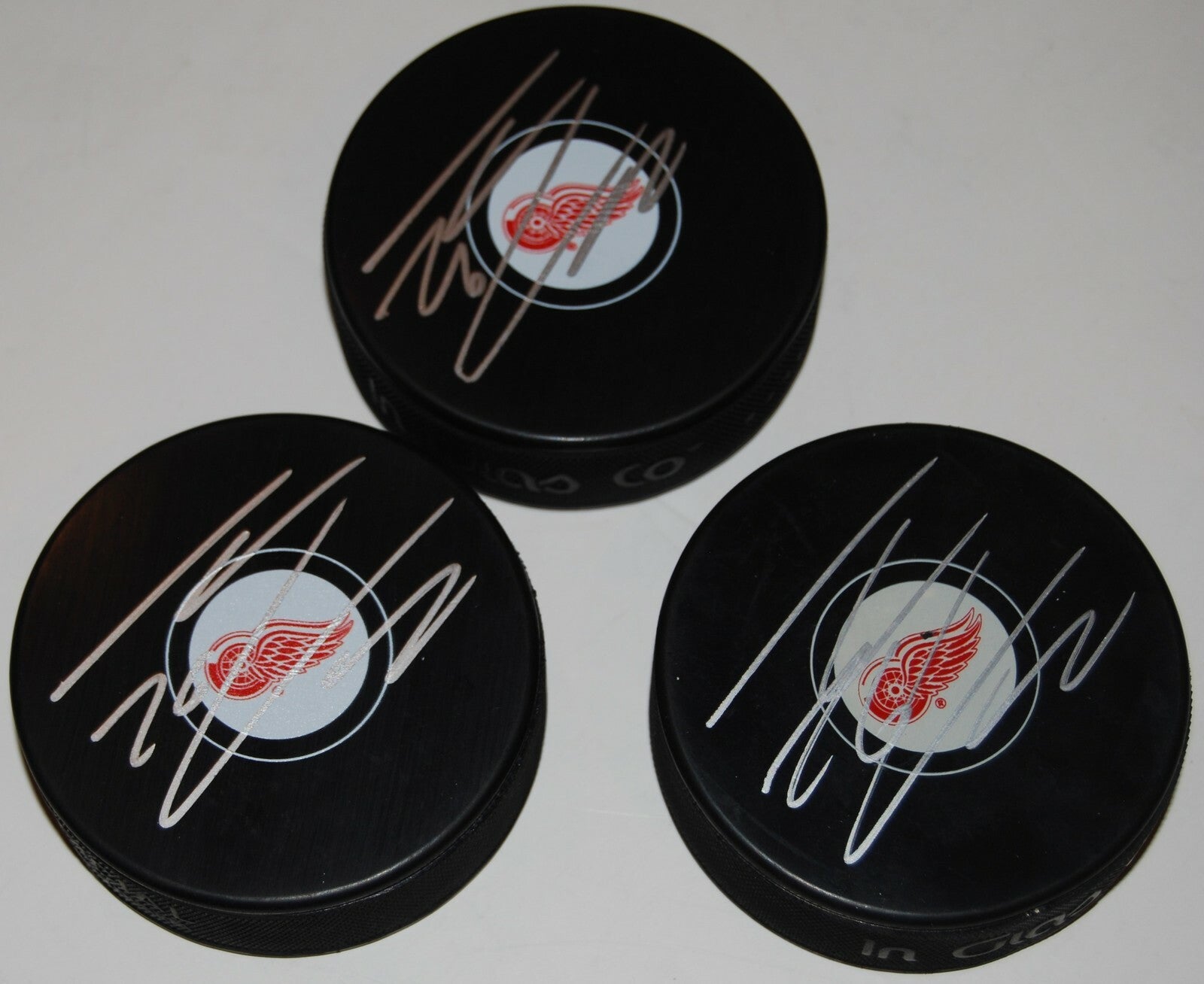 THOMAS VANEK signed (DETROIT RED WINGS) Souvenir hockey logo puck W/COA